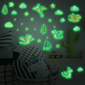Détail de stickers muraux de dragons et étoiles fluorescents brillant vert dans le noir