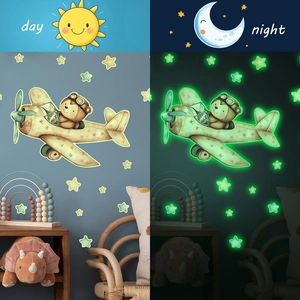 Cartoon Flugzeug Pilot Bär Und Sterne Leuchtende Wandtattoo Glow In The Dark PVC Aufkleber Für Kinderzimmer Wanddeko