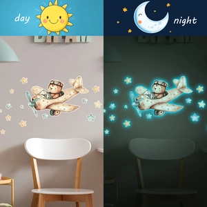 Leuchtender Wandsticker mit Bärenpilot und Sternen zeigt Tag- und Nacht-Glüheffekt