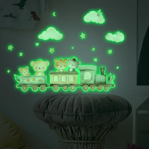 Sticker mural lumineux avec ours en train et étoiles brillant en vert dans le noir