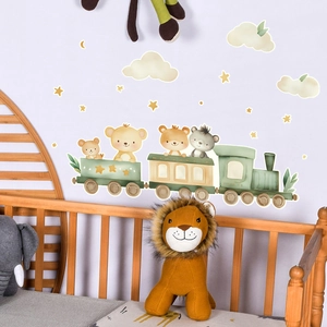 Stickers muraux train d'animaux phosphorescents dans une chambre d'enfant douillette