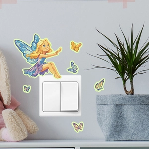 Sticker mural fée et papillon phosphorescent décorant l'interrupteur du salon