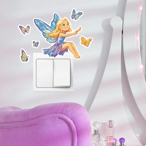 Sticker mural fée et papillons lumineux posé sur un interrupteur blanc mural