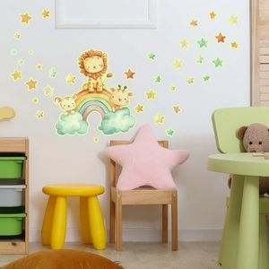 Vue détaillée d'un sticker mural lion sur arc-en-ciel dans une chambre d'enfant douillette