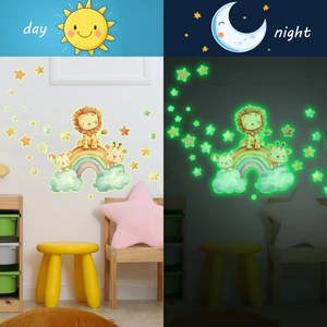 Stickers muraux lumineux avec animaux et arc-en-ciel montrant l'effet jour et nuit