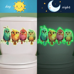 Stickers hiboux lumineux pour salle de bain montrant l'effet de jour et de nuit