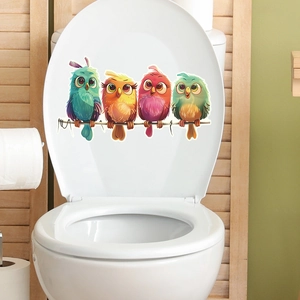 Stickers hiboux lumineux appliqués sur un abattant de WC en céramique blanche