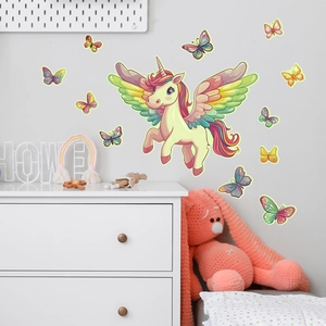 Dettaglio di adesivi murali fluorescenti con unicorno e farfalle per cameretta dei bambini
