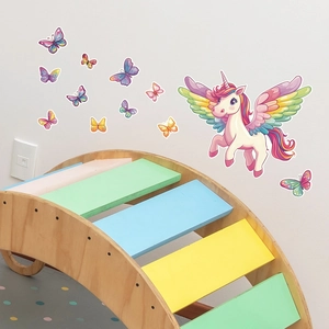 Dettaglio di adesivi murali unicorno e farfalle colorate per decorare camera dei bimbi