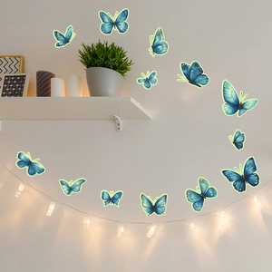 Stickers muraux papillons bleus fluorescents en disposition courbe sur décor blanc