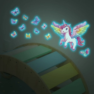 Adesivi murali luminosi con unicorni e farfalle colorate che brillano in camera dei bimbi
