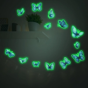 Papillons muraux fluorescents bleus brillant avec des bordures vertes dans l'obscurité