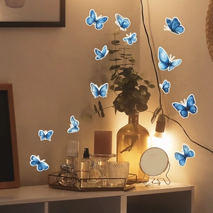 Vue détaillée de papillons 3D bleus décoratifs sur une étagère et un mur blanc pur