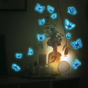 Stickers muraux papillons bleus lumineux brillant dans une chambre avec une lampe