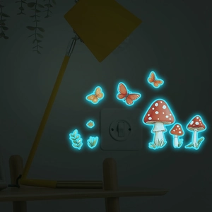 Autocollants muraux lumineux avec champignons rouges et papillons pour interrupteur