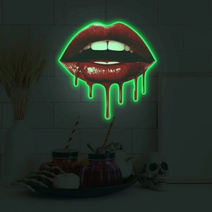Détail du néon lèvres rouges avec lueur verte sur décor de mur en briques sombres