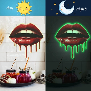 Stickers muraux lèvres lumineuses Halloween montrant l'effet jour et nuit sur carrelage