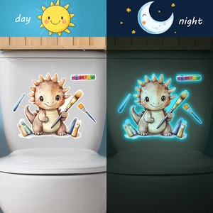 Autocollant WC triceratops lumineux montrant l'effet de lueur jour et nuit