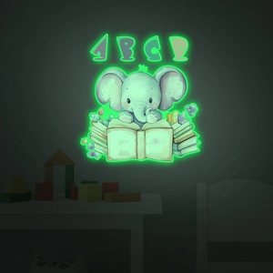 Lichtgevende muursticker met een lezende olifant voor decoratie van de kinderkamer