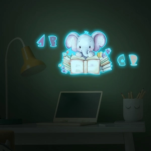 Lichtgevende muursticker van een lezende olifant in een donkere kamer voor decoratie