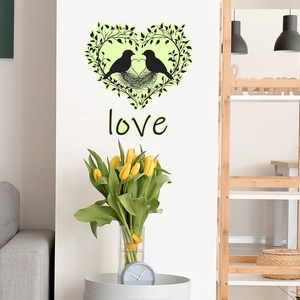 Sticker mural fluorescent avec oiseaux amoureux sur une branche et forme de cœur