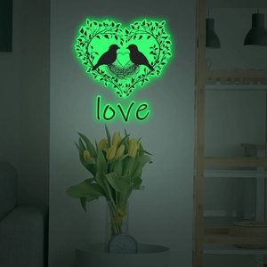 Sticker mural oiseaux de l'amour vert fluorescent dans une chambre sombre moderne