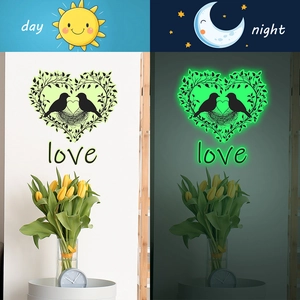 Sticker mural lumineux montrant des oiseaux sur un arbre cœur avec effet jour et nuit