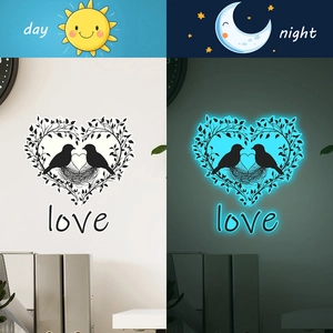 Sticker Mural Lumineux Coeur Oiseau Lueur Dans Le Noir Amour Coeur Branche d'Arbre Décalcomanie pour Chambre Salon Mur PVC Décor