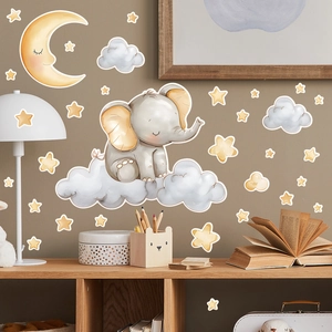 Detailansicht der leuchtenden Elefanten- und Mond-Wandaufkleber an einer Schlafzimmerwand