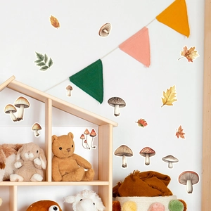 Aquarell Pilz und Herbstlaub Wandsticker in einer gemütlichen Kinderzimmer Umgebung