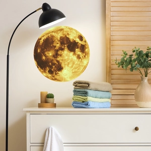 Adesivo murale luna luminosa con dettagli realistici in un soggiorno moderno