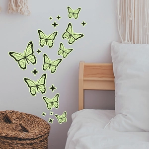 Vue détaillée des autocollants muraux papillon et étoile fluorescents dans une chambre