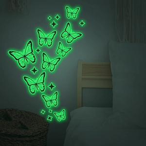 Stickers muraux papillon et étoile fluorescents avec effet lumineux dans une chambre