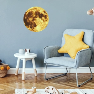 Adesivo murale luna luminosa in una accogliente cameretta per bambini con pareti blu