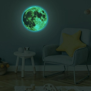 Vista macro dell'adesivo murale luna luminosa con trama realistica di crateri al buio