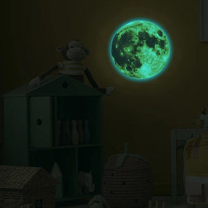 Adesivo murale luna realistico e luminoso verde fluorescente in una camera da letto buia