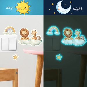 Adesivi murali luminosi con leone e giraffa che mostrano effetti fluorescenti giorno e notte