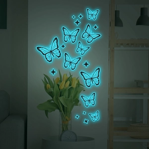 Vue détaillée de stickers muraux papillons et étoiles phosphorescents bleus dans le noir