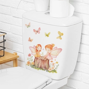 Adesivi murali fata farfalla su cassetta WC bianca con design ad acquerello floreale