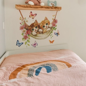 Selbstklebender Wandaufkleber mit süßen Katzen in Blumenkörben und bunten Schmetterlingen