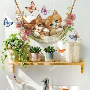 Süße Katzen auf Mond-Wandtattoo mit Blumen und bunten Schmetterlingen für Deko