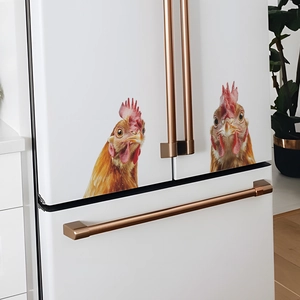 Realistische muurstickers met haan en hen op een moderne witte koelkast