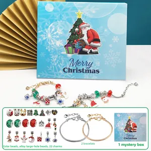 Λεπτομέρεια του ημερολογίου advent 24 ημερών σετ βραχιολιών DIY με χριστουγεννιάτικα charms