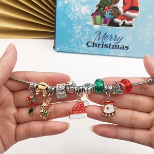 Χριστουγεννιάτικο ημερολόγιο Advent με DIY βραχιόλι με γούρια και γιορτινά μενταγιόν