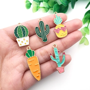 Main tenant des pendentifs émaillés colorés cactus ananas et carotte pour bijoux DIY