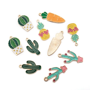 Détail de breloques plantes en émail coloré avec cactus et ananas pour bijoux DIY