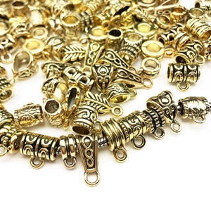 Gedetailleerde macro-opname van antieke gouden kralen voor DIY sieraden maken