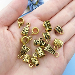 Antiek gouden tussenkralen en hangers voor DIY sieraden maken op blauwe achtergrond