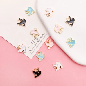 Macro de breloques oiseaux en émail coloré et alliage doré pour la création de bijoux