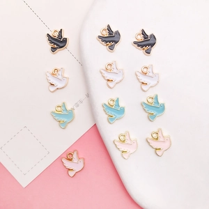 Détail des pendentifs oiseaux en émail en quatre couleurs pour création de bijoux
